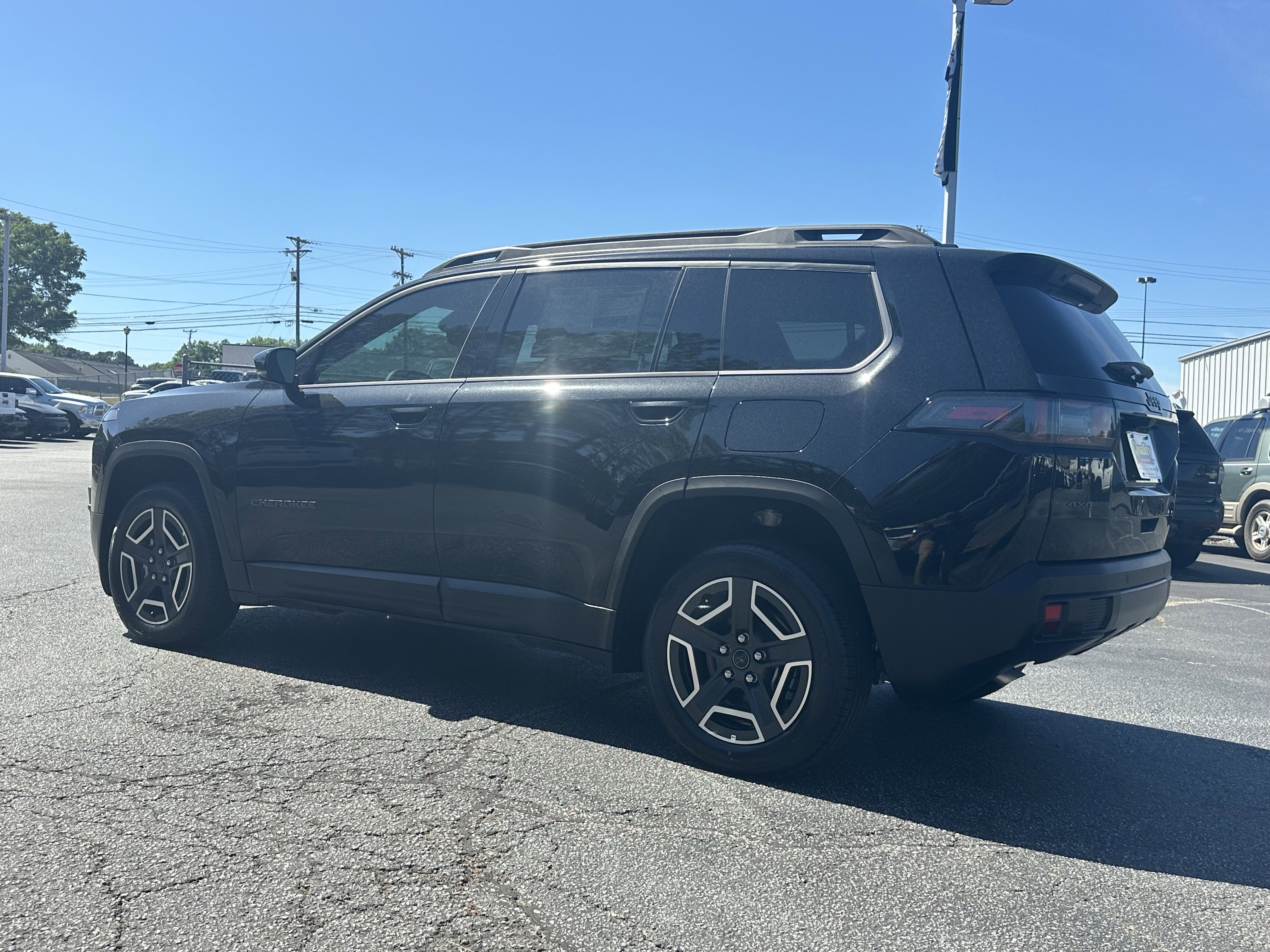 New 2026 Diamond Black Crystal Pearl-Coat Exterior Paint Jeep Limited image 6