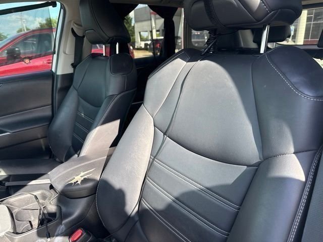 Used 2021 White Toyota XLE Premium image 7