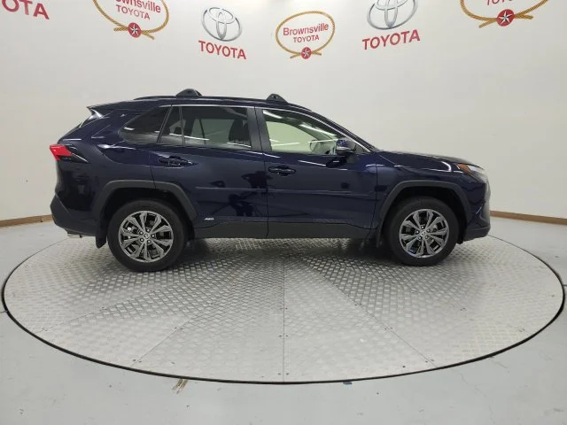 Used 2025  Toyota XLE Premium image 3