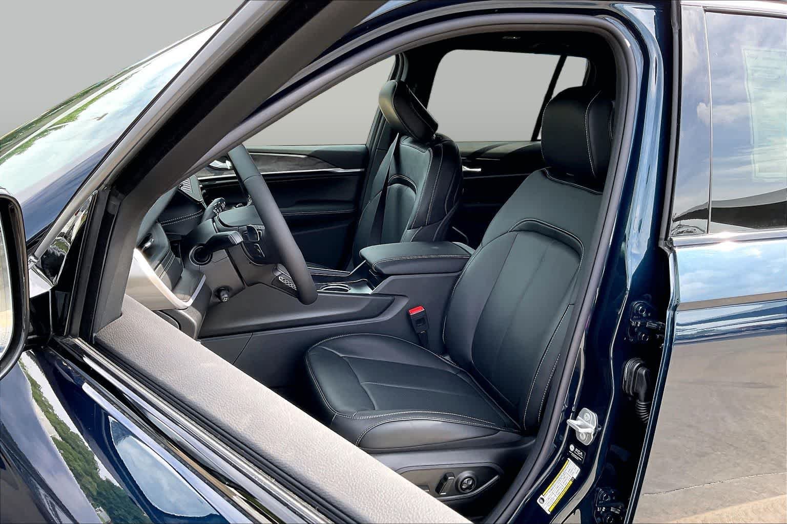 New 2026 Fathom Blue Pearl-Coat Exterior Paint Jeep Limited Reserve image 9