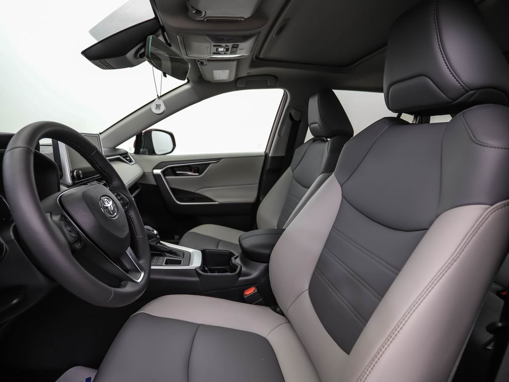 Used 2025 Pearl Toyota XLE Premium image 11