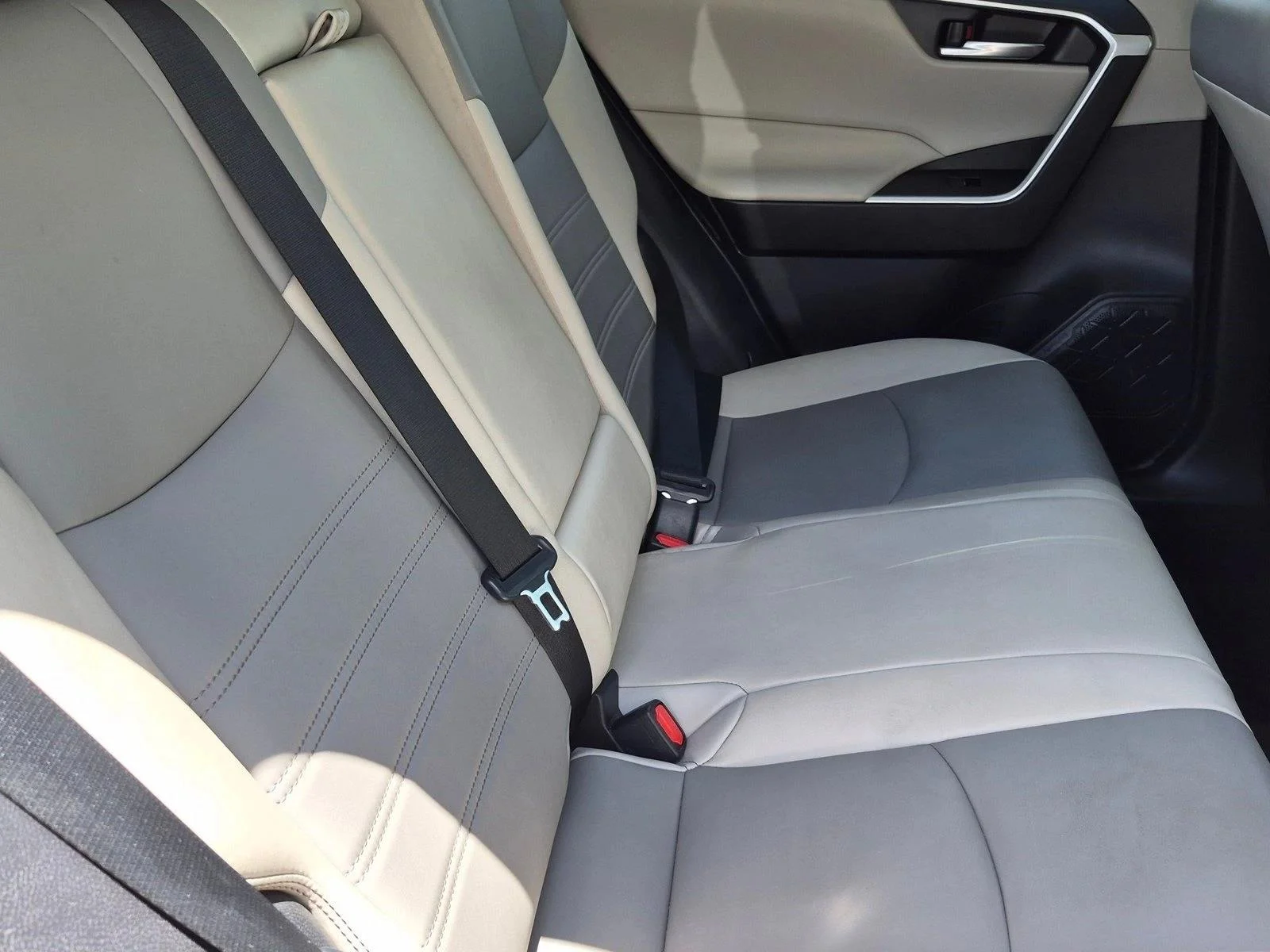 Used 2020 Silver Sky Metallic Toyota XLE Premium image 16