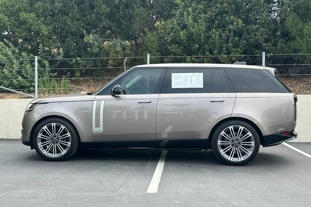 Used 2023 Lantau Bronze Metallic Land Rover Autobiography image 2