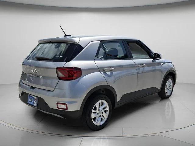 Used 2025 Silver Hyundai SE image 7