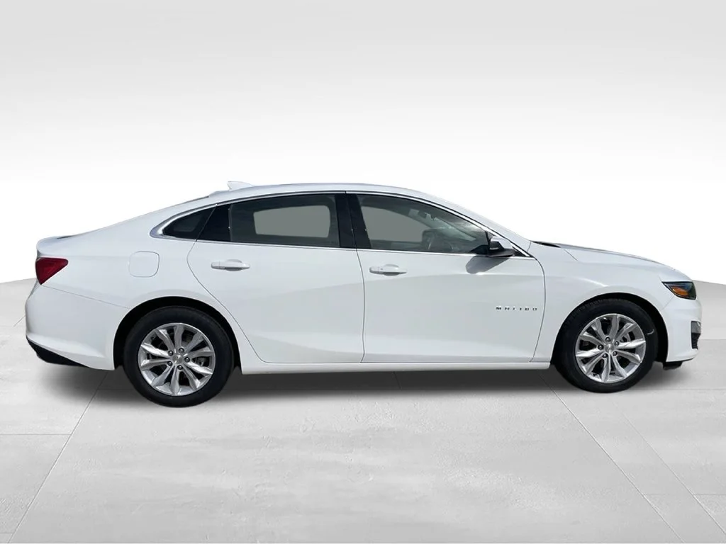 Used 2024 Summit White Chevrolet LT image 27