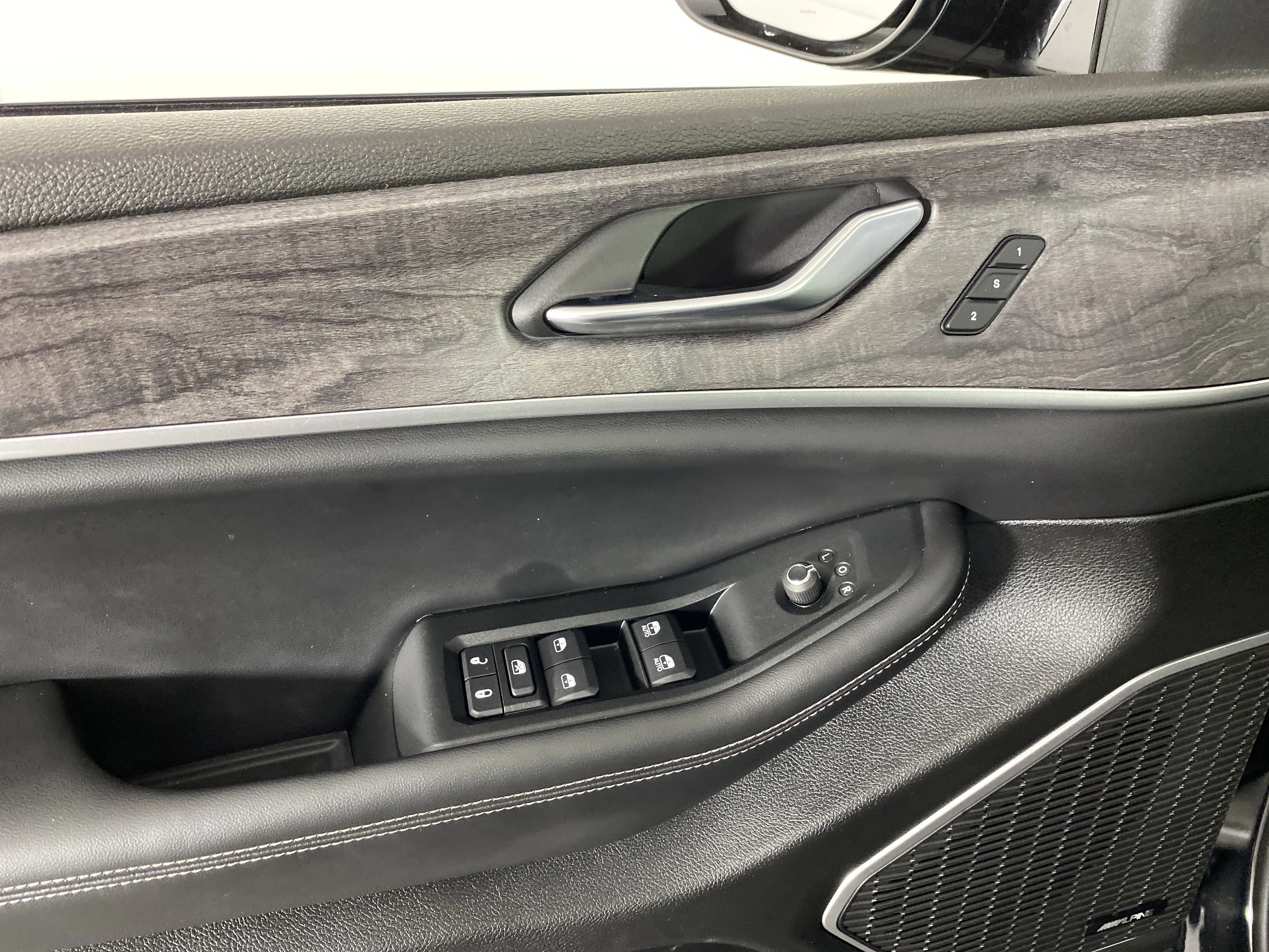 Used 2024 Diamond Black Crystal Pearlcoat Jeep Limited image 16