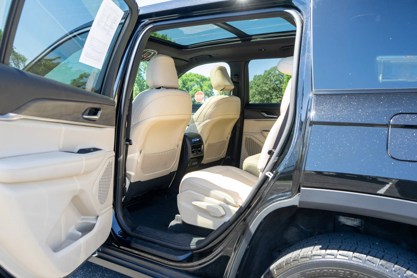 Used 2023 Diamond Black Crystal Pearlcoat Jeep Limited image 29