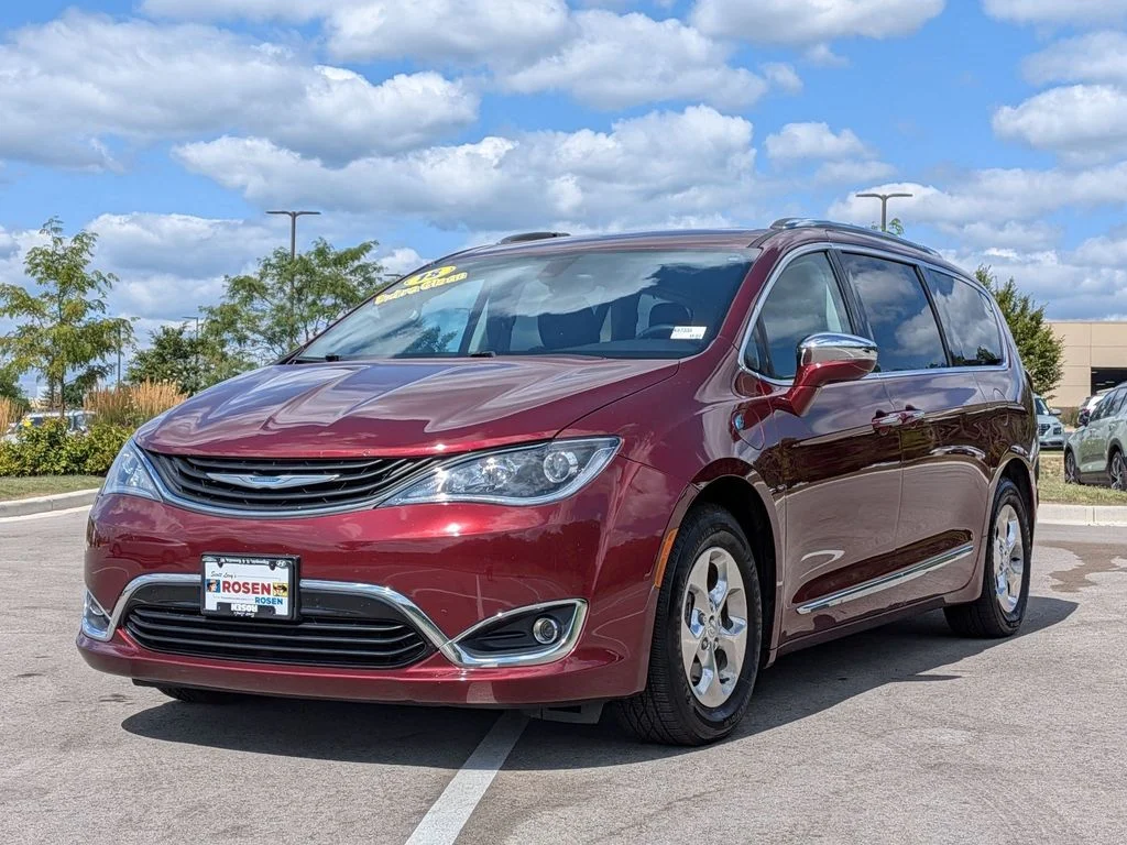 Used 2018 Red Chrysler Limited image 3