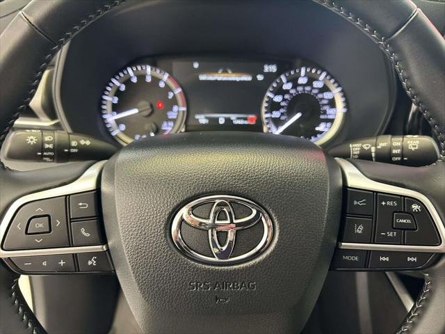 Certified Used 2025 WIND CHILL PEARL Toyota  image 27