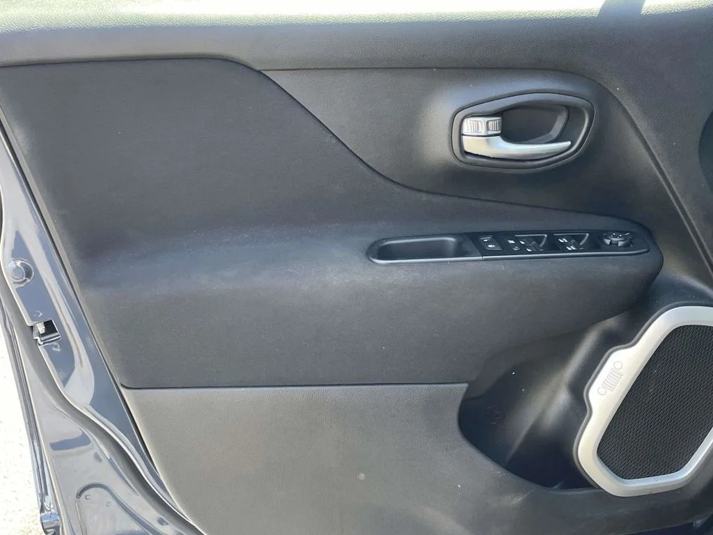 Used 2020 Blue Jeep Latitude image 23