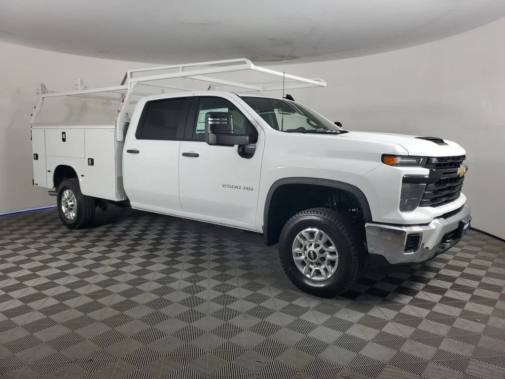 New 2026 Summit White Chevrolet WT image 3