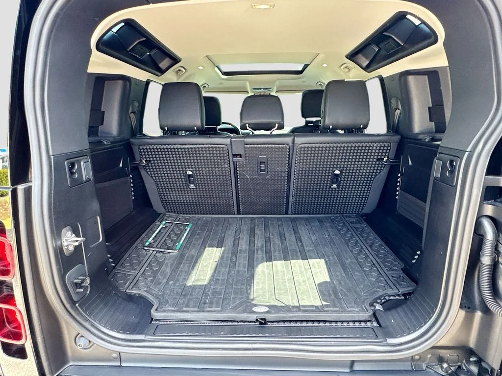 Used 2024  Land Rover S image 28