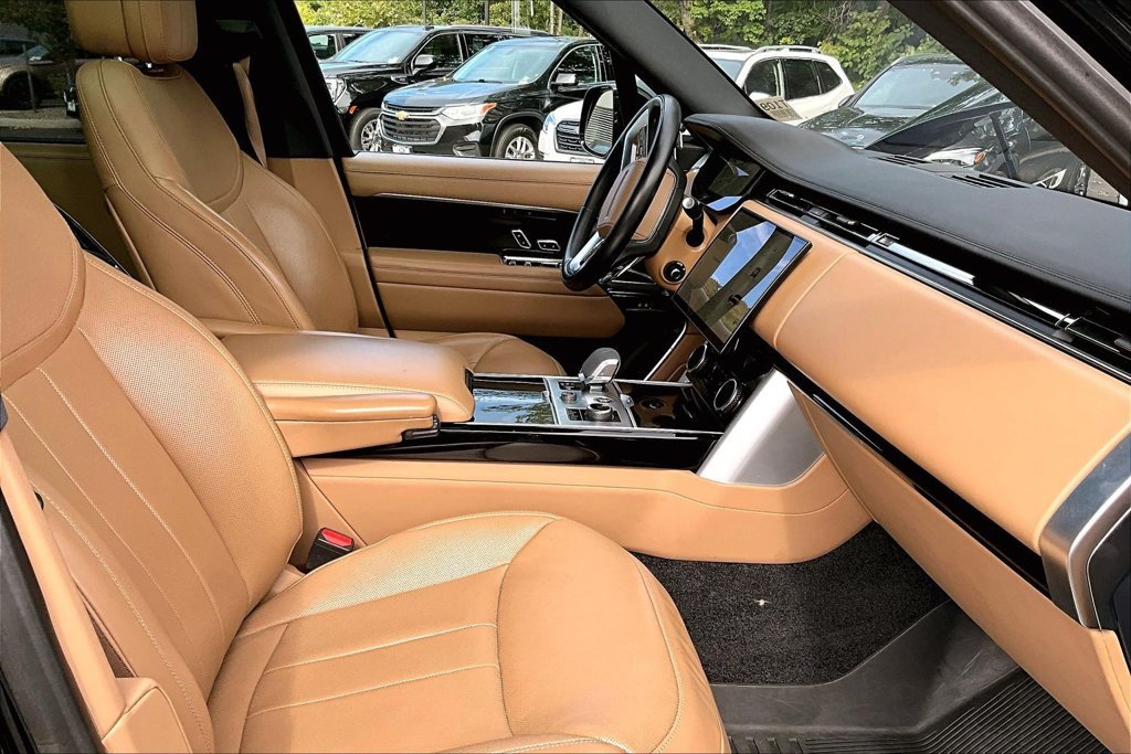 Used 2023 Black Land Rover SE image 7