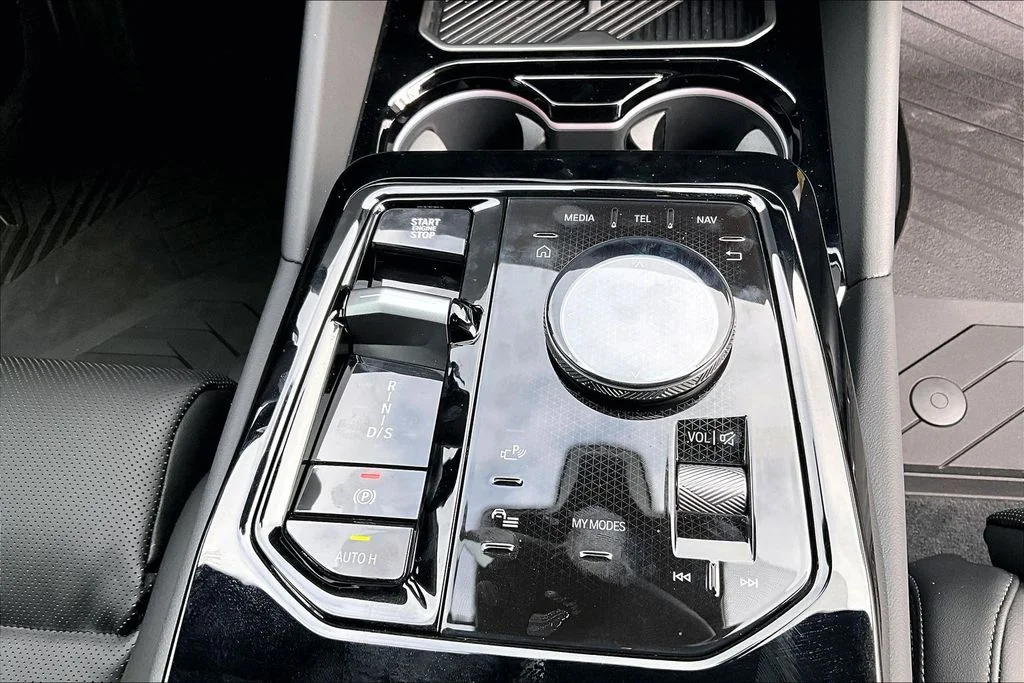 2026 BMW 5 Series 550e - Photo 19
