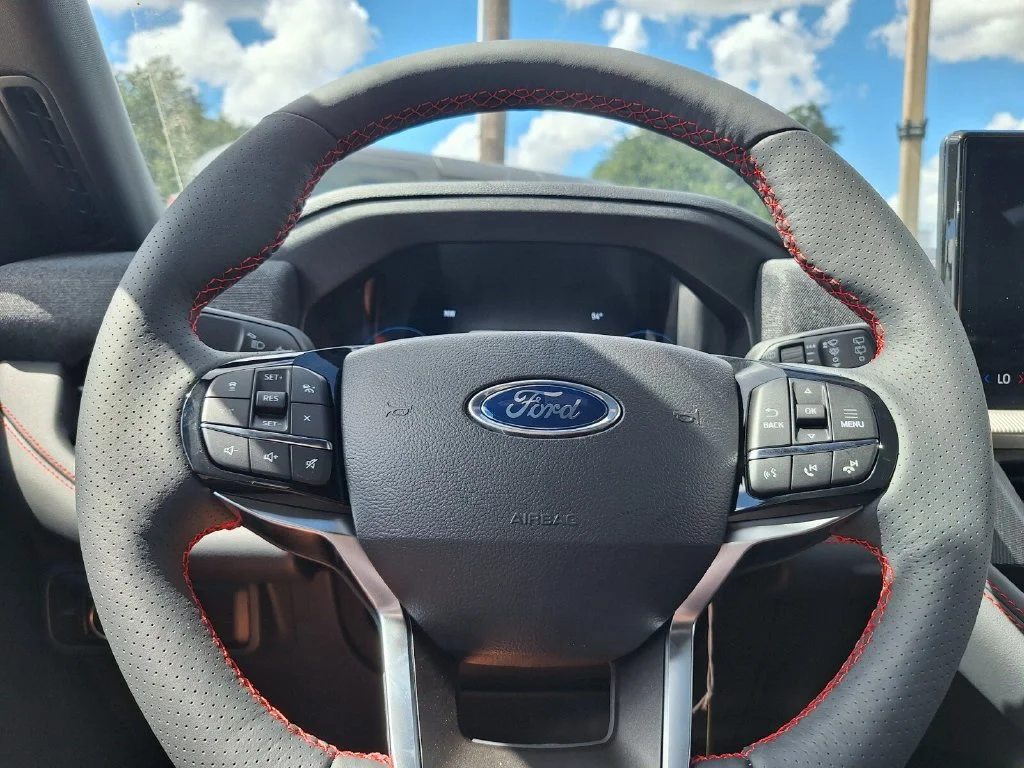 New 2027 Star White Metallic Tri-Coat Ford ST-Line image 21