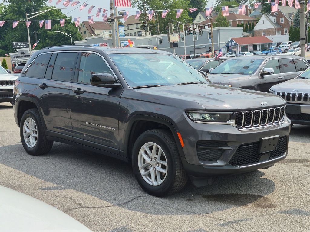 Used 2023 Gray Jeep Laredo image 4