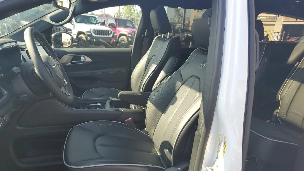 Used 2025 White Chrysler Limited image 20