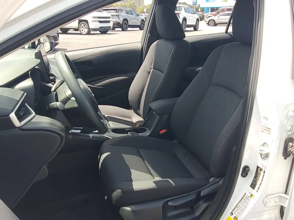 Used 2025 White Toyota LE image 18