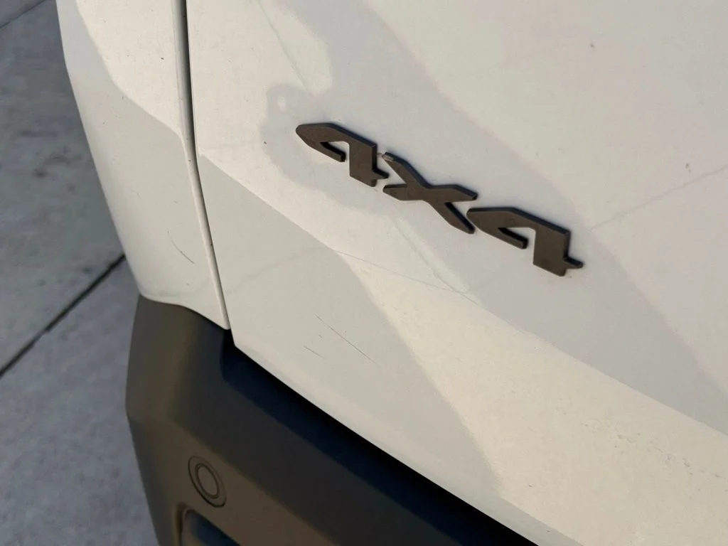 New 2026 Bright White Clear-Coat Exterior Paint Jeep Laredo image 33