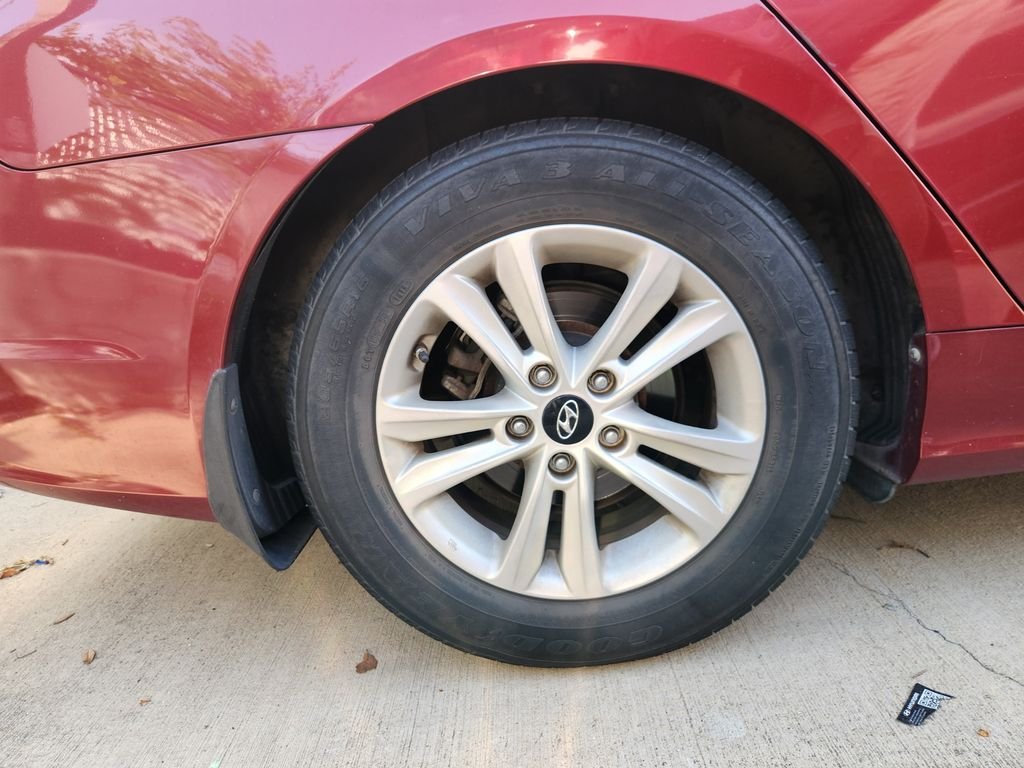 Used 2013 Sparkling Ruby Mica Hyundai GLS image 8