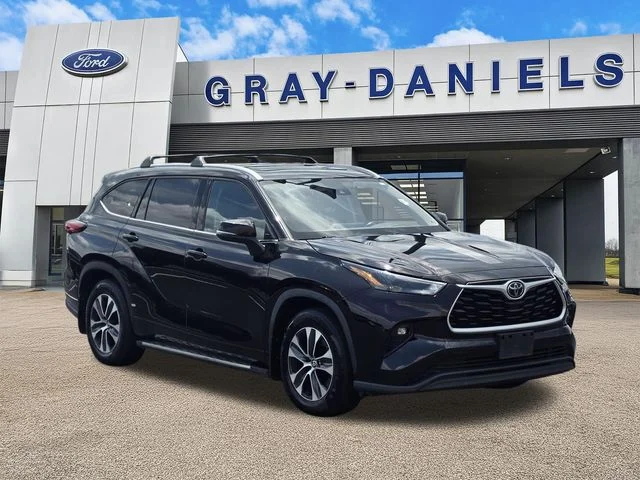Used 2022 Black Toyota XLE image 1