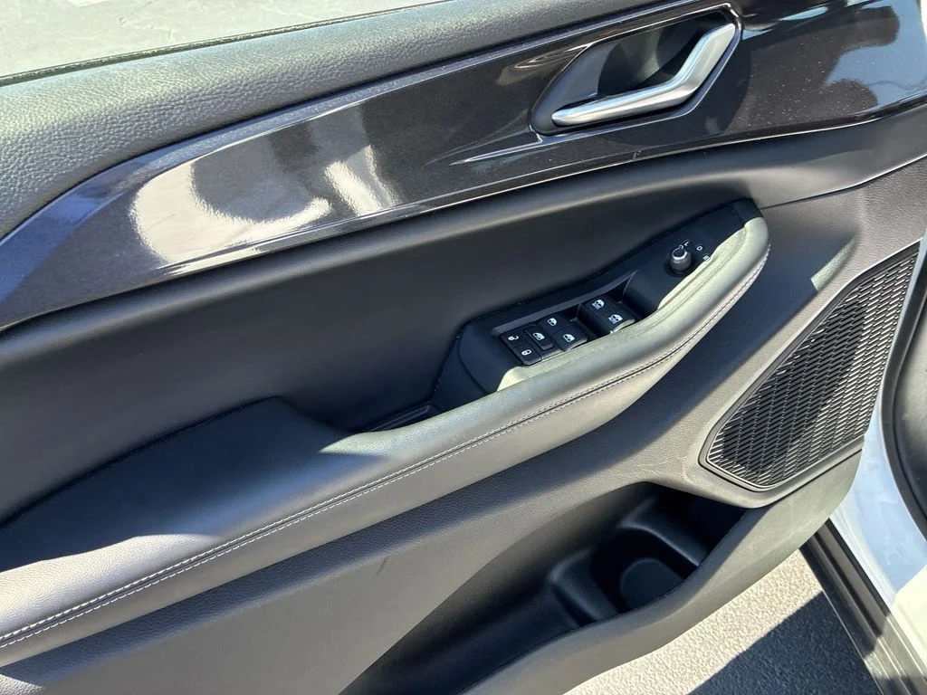 Used 2023 White/off-white Jeep Altitude image 13
