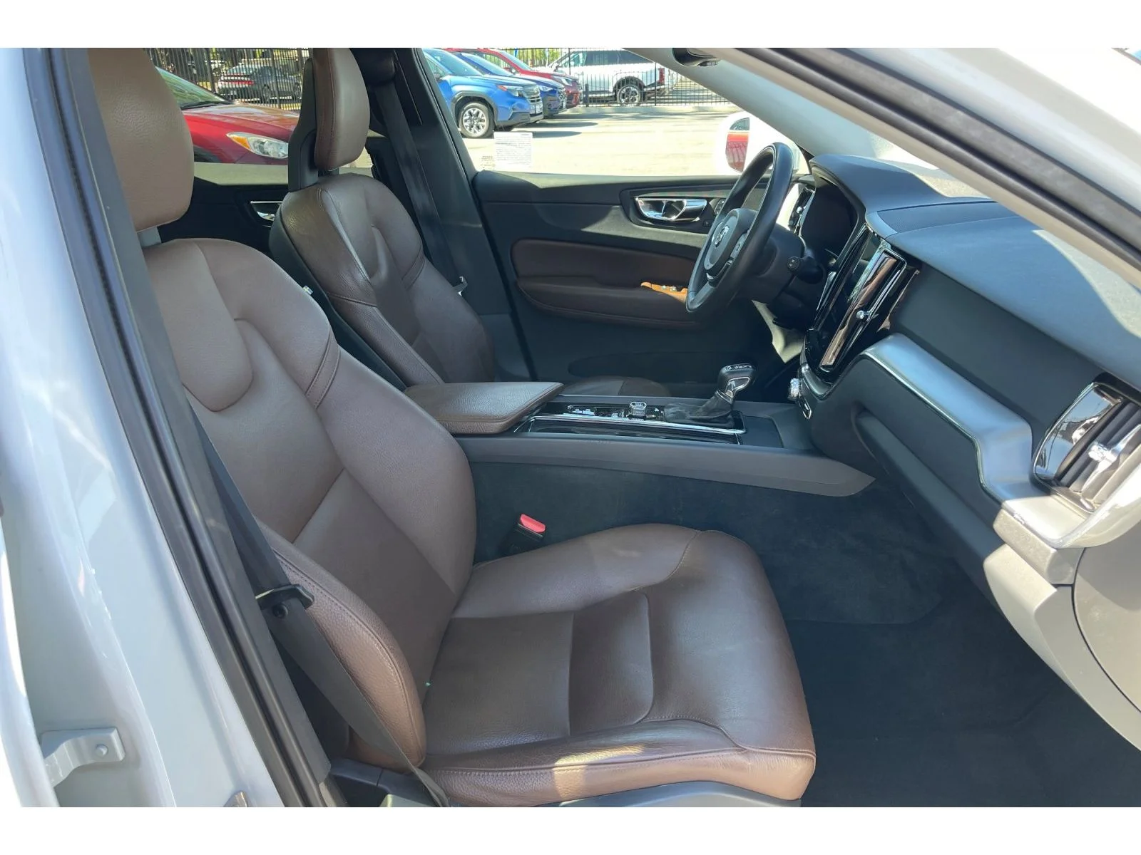 Used 2018 Ice White Volvo Momentum image 20
