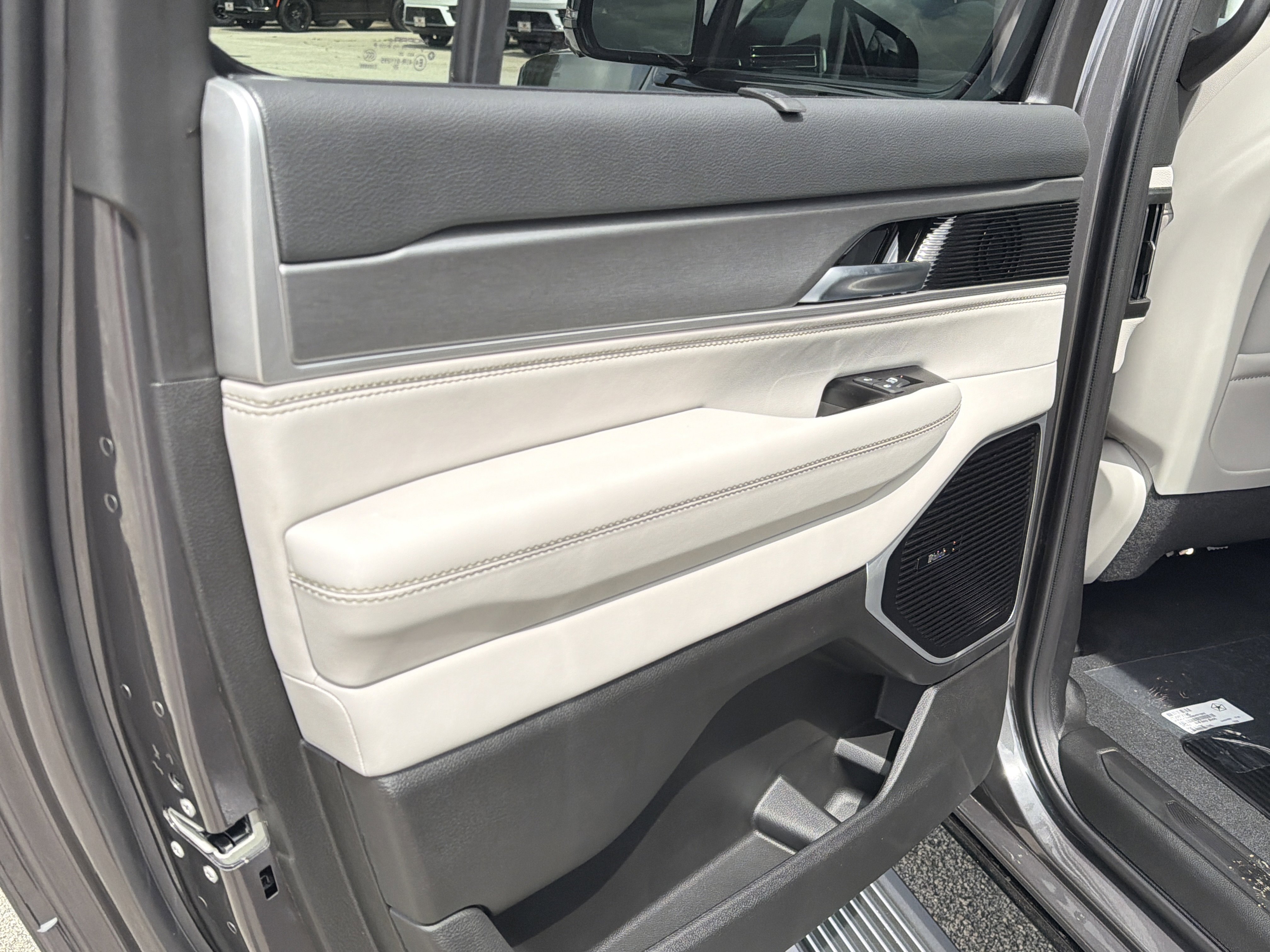 New 2026 Baltic-Gray Metallic Clear-Coat Exterior Paint Jeep Limited Reserve image 22