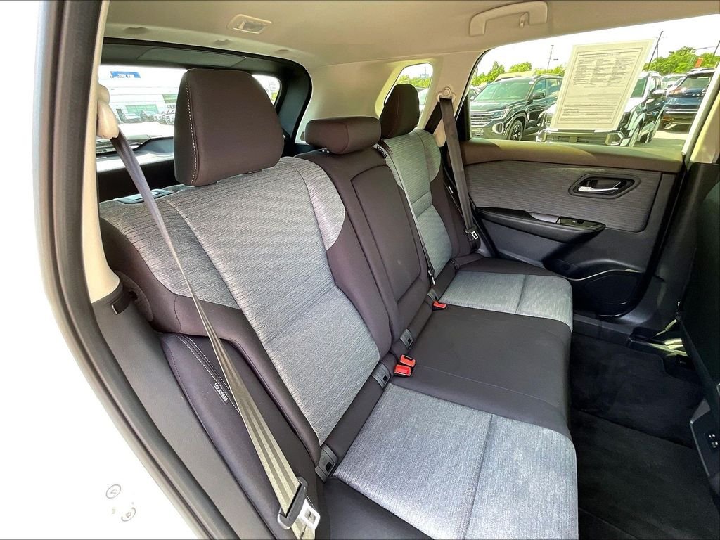 Used 2023 Pearl White Tricoat/Super Black Nissan SV image 15
