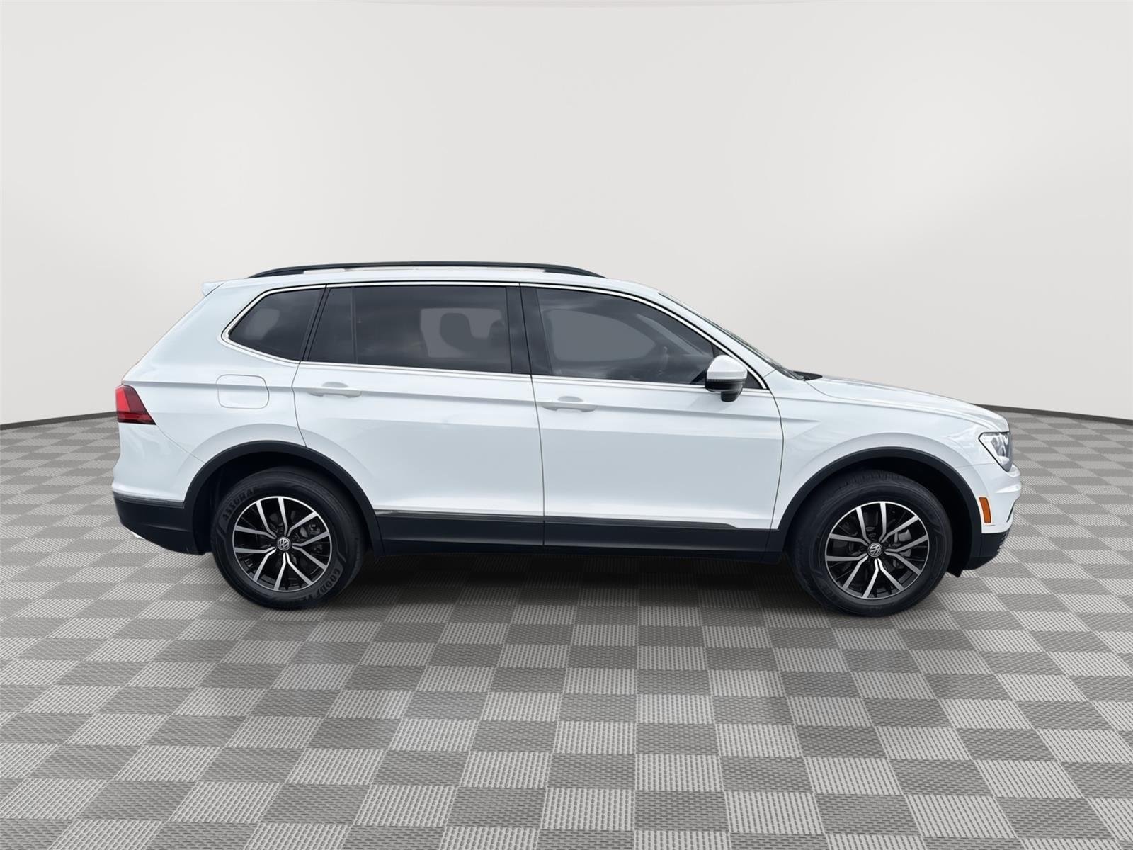 Used 2021 Pure White Volkswagen SE image 15