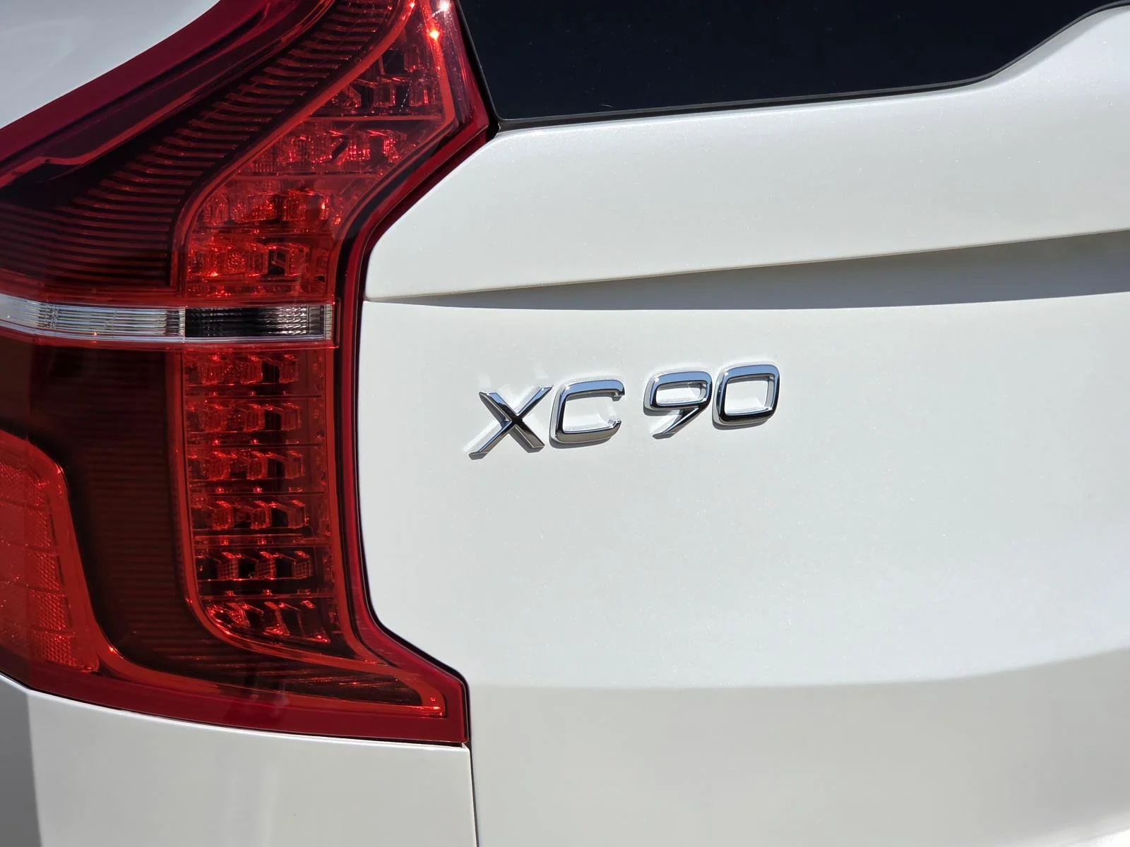 Used 2025 Crystal White Metallic Volvo Ultra image 8