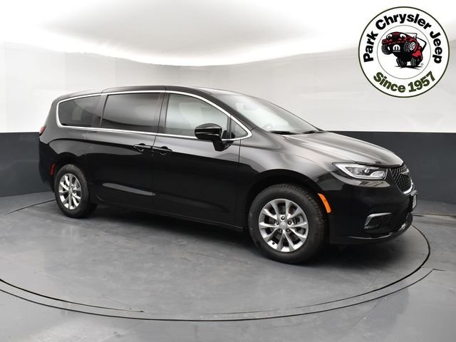 2026 Chrysler Pacifica Select AWD's photo