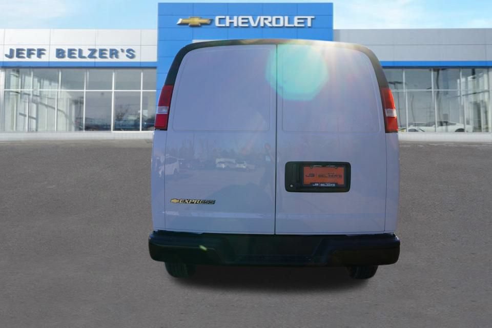 New 2025 Summit White Chevrolet WT image 4