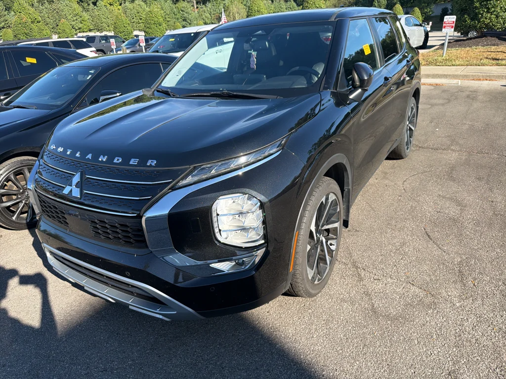 Used 2023 Black Diamond Mitsubishi SE image 2