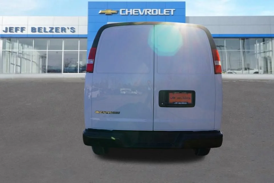 New 2025 Summit White Chevrolet WT image 4