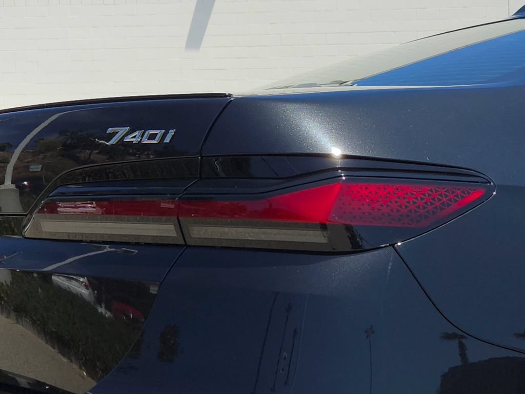 New 2026 Black Sapphire Metallic BMW 740i image 4