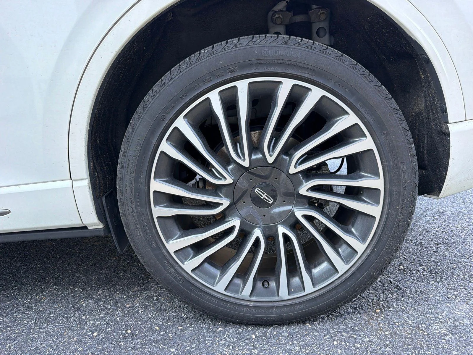 Used 2021 Pristine White Lincoln Reserve image 26