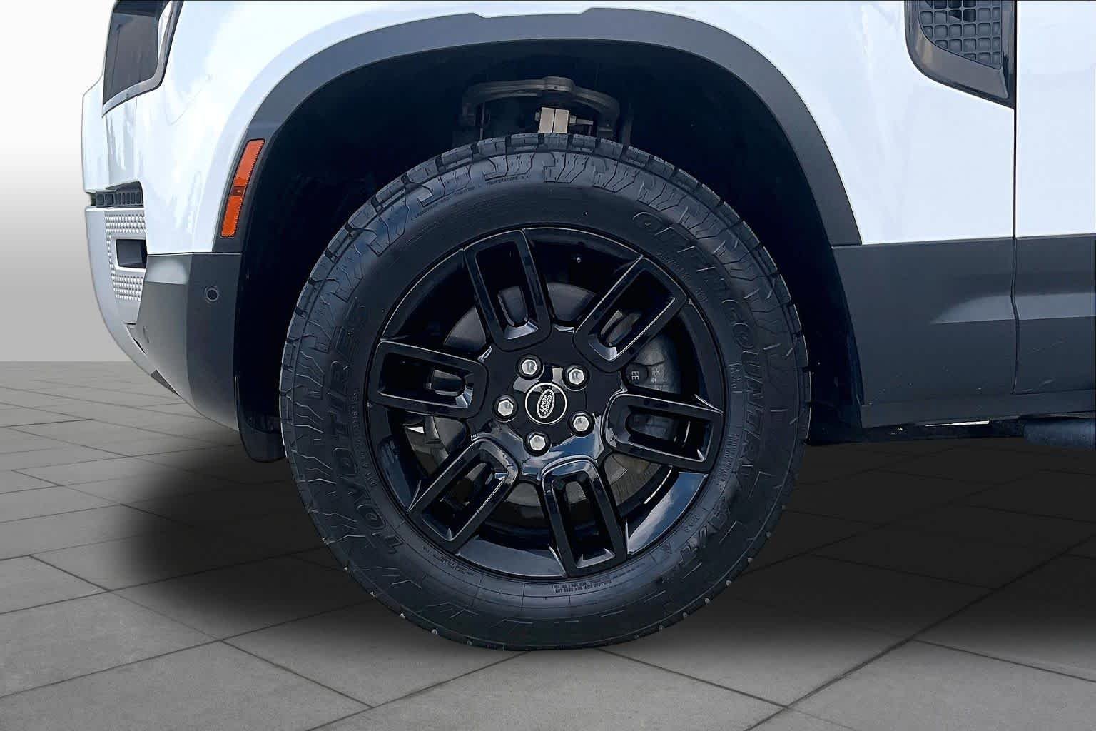 Used 2023 Fuji White Land Rover S image 10
