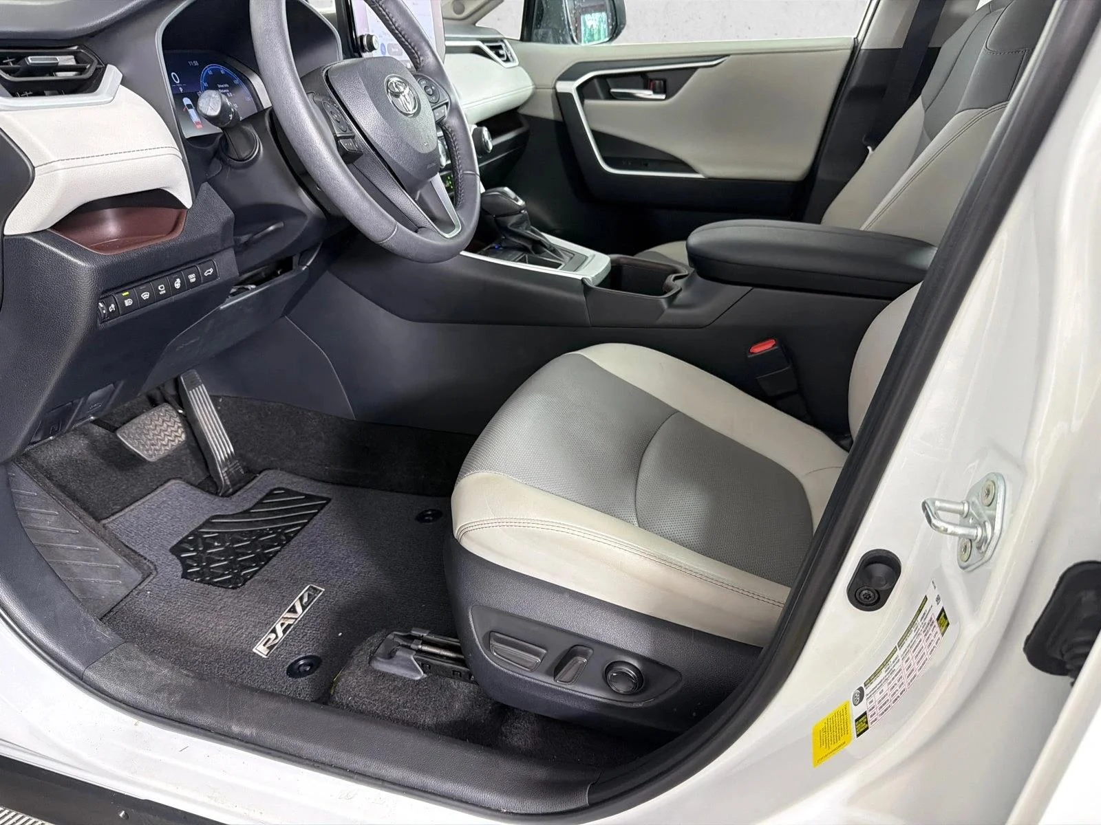 Used 2024 Wind Chill Pearl [ Toyota Limited image 10