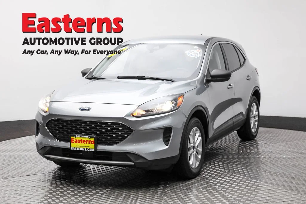 Used 2022 Silver Ford SE image 1