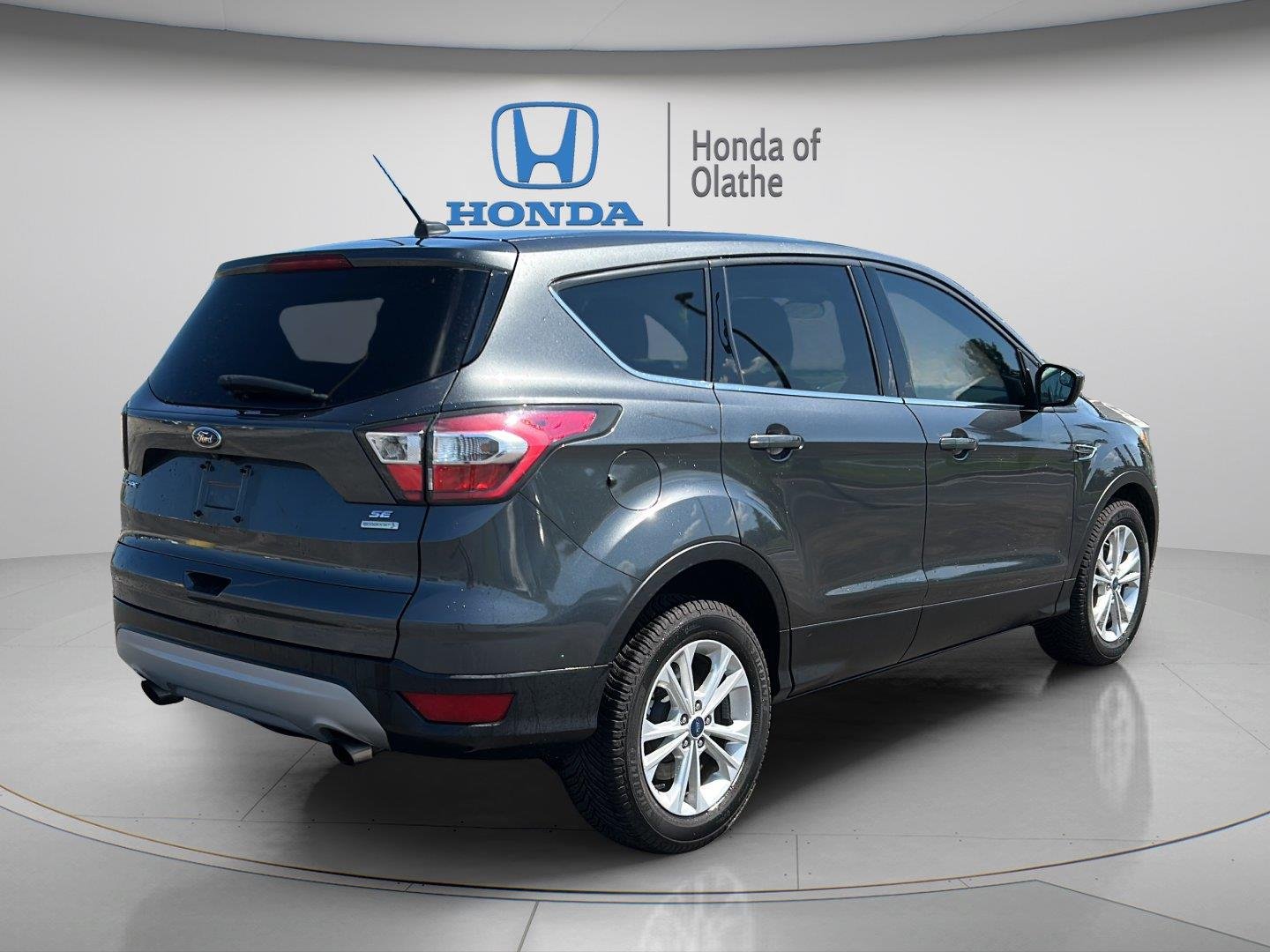 Used 2017 Magnetic Ford SE image 3