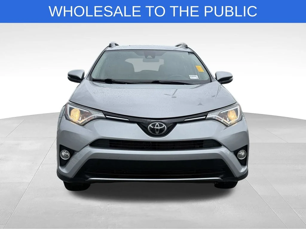 Used 2018 Silver Toyota XLE image 22