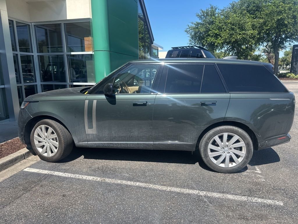 Used 2023 Green Land Rover SE image 4