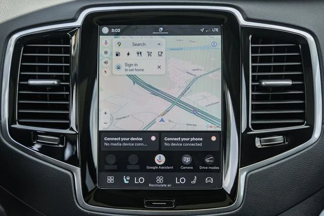Certified Used 2023 Crystal White Volvo Ultimate image 23