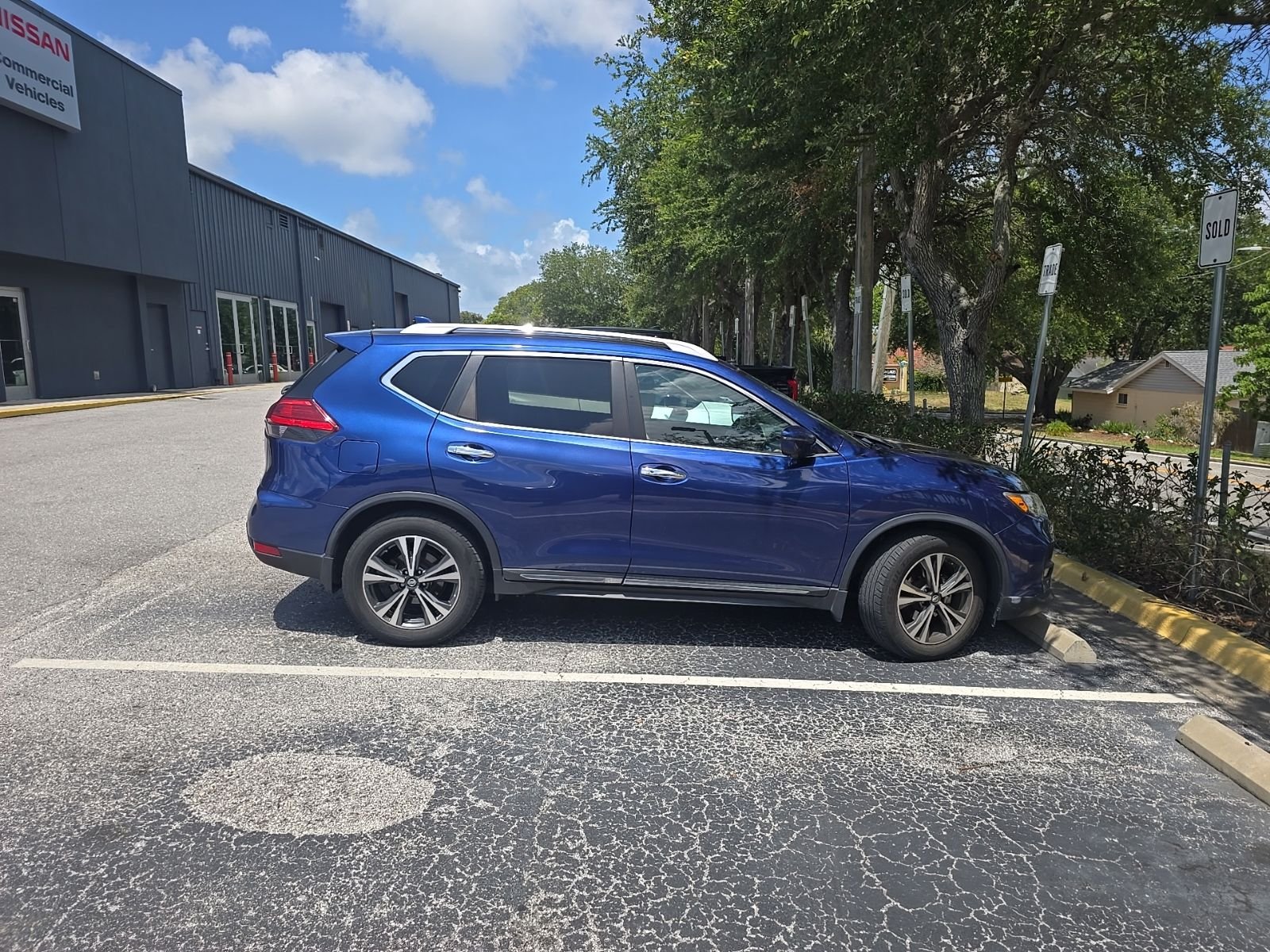 Used 2017 Blue Nissan SL image 3