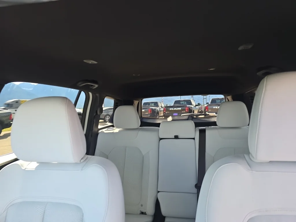 New 2026 Bright White Clear-Coat Exterior Paint Jeep Laredo image 22