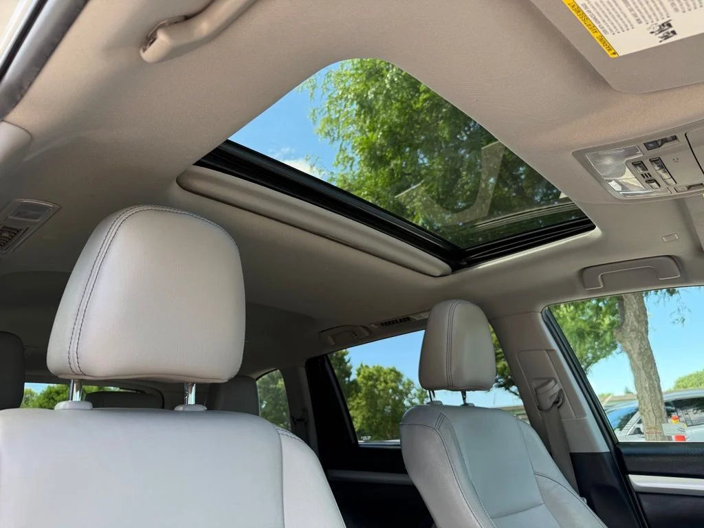 Used 2019 White Toyota XLE image 36