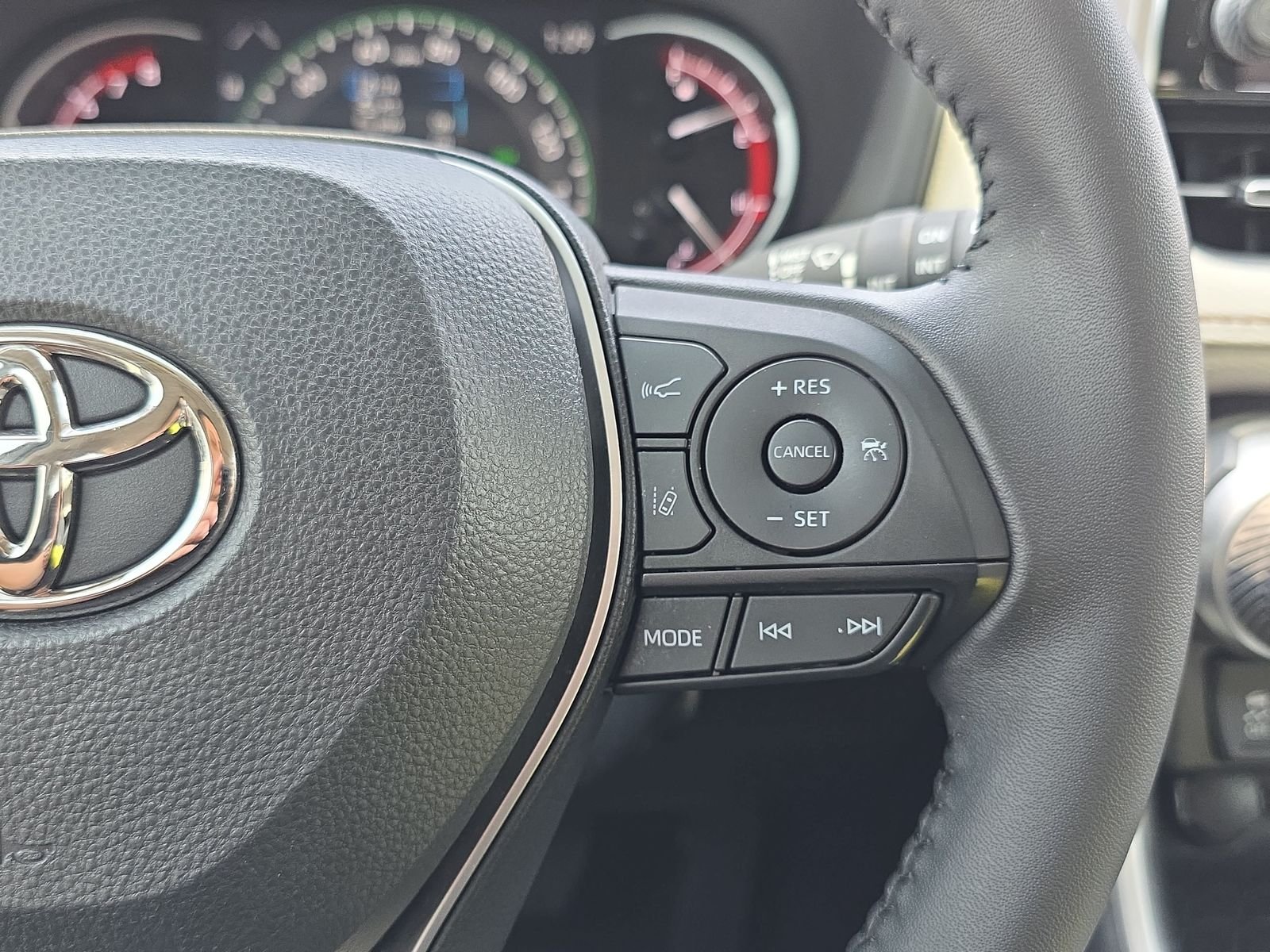 Used 2023  Toyota XLE Premium image 18