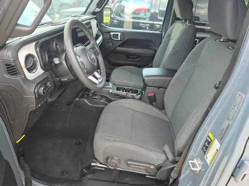 Used 2025 Anvil Clearcoat Jeep Sahara image 7