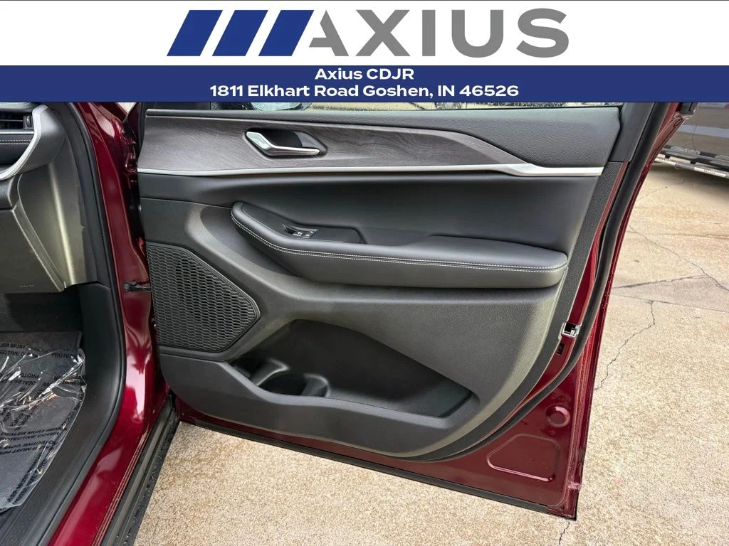 New 2025 Velvet Red Pearl-Coat Exterior Paint Jeep Limited image 26